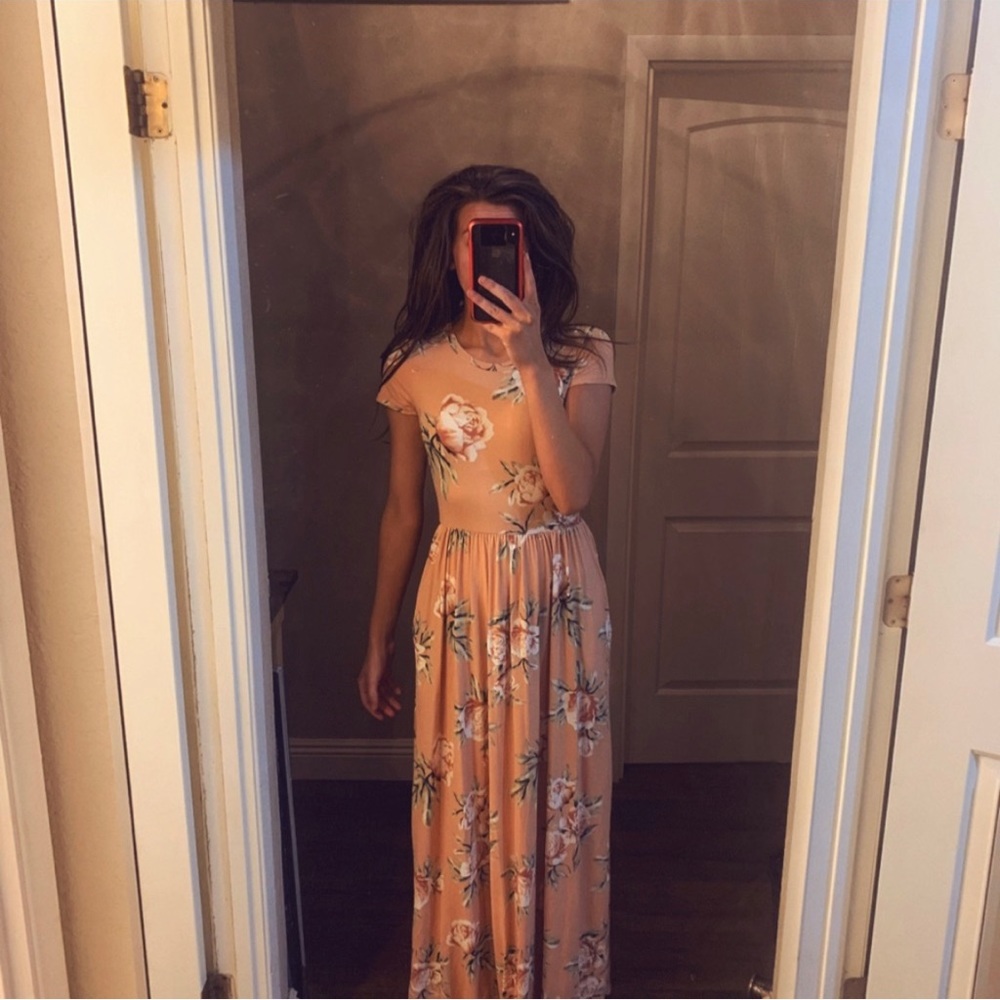 Beautiful peachy floral maxi dress
